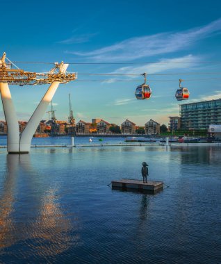 Figure, Greenwich, Londra ile Şehir Kablo Arabası ve Rıhtım Sahnesi
