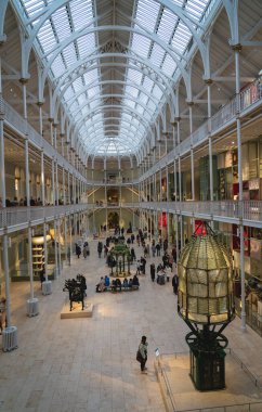 Edinburgh 'da bulunan İskoçya Ulusal Müzesi' nin dış görünüşü. Tarihi bina klasik mimari tasarıma sahiptir ve popüler bir turistik merkezdir..