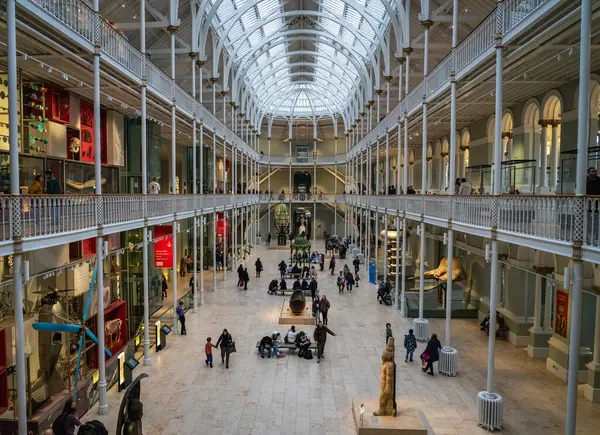 Edinburgh 'da bulunan İskoçya Ulusal Müzesi' nin dış görünüşü. Tarihi bina klasik mimari tasarıma sahiptir ve popüler bir turistik merkezdir..