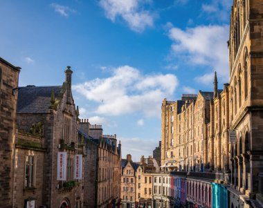 Edinburgh, İskoçya, İngiltere 'deki Victoria Caddesi' nin renkli görüntüsü