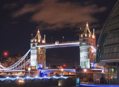 Tower Köprüsü Gece Aydınlandı, Londra Skyline