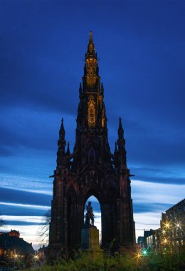 Edinburgh, İskoçya 'daki Dusk' ta Scott Anıtı 'nı aydınlatmış.