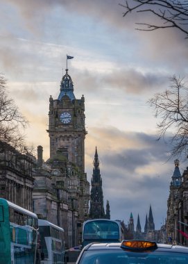 Edinburgh Şehir Merkezi Saat Kulesi ve Alacakaranlık Anıtları ile Skyline