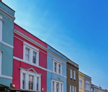 Notting Hill 'deki Renkli Londra Kasabası' nın Parlak Row 'u Açık Bir Gökyüzüne Karşı
