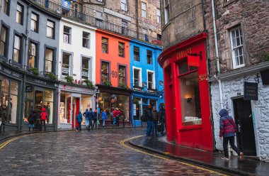 İskoçya 'nın Yağmurlu bir gününde Edinburgh' da Renkli Victoria Caddesi