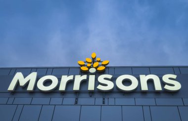 Morrison 'ın Süpermarket İşareti Kısmen Bulutlu Bir Gökyüzüne Karşı