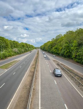 Milton Keynes, İngiltere 'de Arabalar ve Lush Green Trees ile Yoğun Bir Otoyolun Yüksek Açı Görünümü