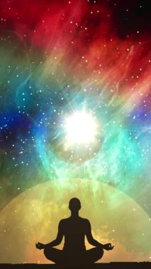 Yogi siluetinin canlı bir kozmik arka plana karşı meditasyondaki huzurlu görüntüsü, iç huzuru, farkındalığı ve ruhani enerjiyi sembolize ediyor. Yoga, maneviyat ve kozmik bilinçle ilgili konular için ideal..