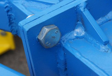 Boyanmış metalik parçaların kaynak ve cıvata ve fındık ile tek bir yapıya bağlanması