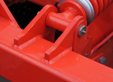 Boyalı metalik parçaların kaynaklı tek bir yapıya bağlanması 