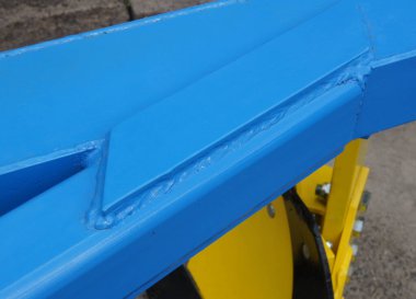 Boyalı metalik parçaların kaynaklı tek bir yapıya bağlanması 