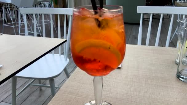 Aperol Spritz Portakallı Narenciye Alkolü Meyve Dilimleri Buz Küpleri Kafe — Stok video