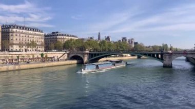 PARIS FRANSA 11 Ekim 2021 Fransa 'nın Paris başkenti Seine nehri, güneşli bir günde turistler için gezintiye çıkan tekne kıyılar arasında ünlü turistik yerleri olan nehir boyunca yol alıyor.