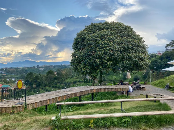 Dalat, Vietnam - 4 Nisan 2022. Vietnam, Dalat 'ın dağ manzarası. Dalat, Güneydoğu Asya 'da ünlü bir turizm şehridir..