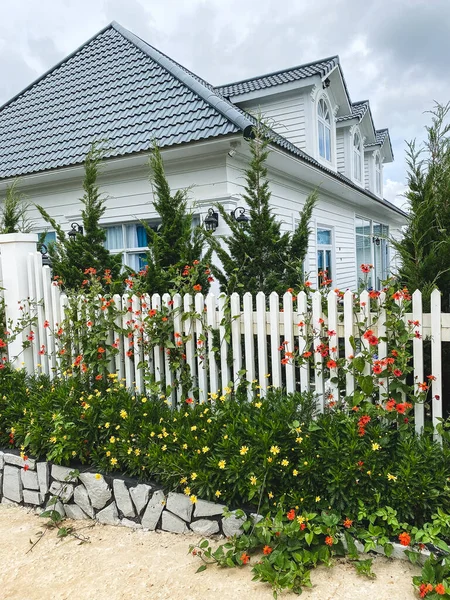 Dalat, Vietnam - 4 Nisan 2022. Dalat, Vietnam 'da yaz günü lüks bir tesis..