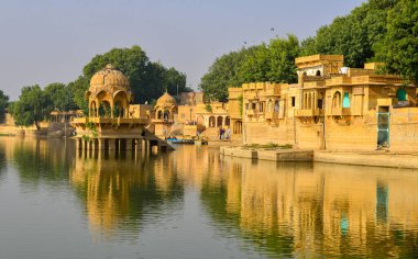 Jaisalmer, Hindistan - 7 Kasım 2017. Hindistan, Rajasthan 'da güzel güneşli bir günde Gadisar Gölü. Gadisar, Jaisalmer 'in kurucusu tarafından inşa edilmiş yapay bir göl..