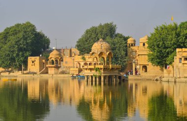 Jaisalmer, Hindistan - 7 Kasım 2017. Hindistan, Rajasthan 'da güzel güneşli bir günde Gadisar Gölü. Gadisar, Jaisalmer 'in kurucusu tarafından inşa edilmiş yapay bir göl..