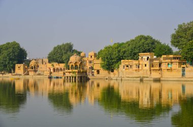 Hindistan, Rajasthan 'da güzel güneşli bir günde Gadisar Gölü. Gadisar, Jaisalmer 'in kurucusu tarafından inşa edilmiş yapay bir göl..