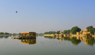 Hindistan, Rajasthan 'da güzel güneşli bir günde Gadisar Gölü. Gadisar, Jaisalmer 'in kurucusu tarafından inşa edilmiş yapay bir göl..