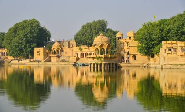 Hindistan, Rajasthan 'da güzel güneşli bir günde Gadisar Gölü. Gadisar, Jaisalmer 'in kurucusu tarafından inşa edilmiş yapay bir göl..