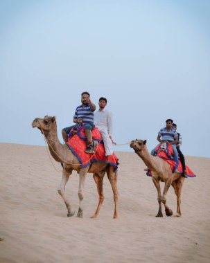 Jaisalmer, Hindistan - 8 Kasım 2017. Jaisalmer, Hindistan Thar Çöl deveye binme. Thar Çöl kurak Hint kuzeybatı kesiminde bir ülkedir.