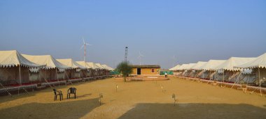 Jaisalmer, Hindistan - 8 Kasım 2017. Hindistan, Rajasthan 'daki Thar Çölü' nde güzel bir çadır kampı..