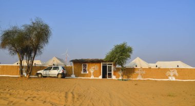 Jaisalmer, Hindistan - 8 Kasım 2017. Hindistan, Rajasthan 'daki Thar Çölü' nde güzel bir çadır kampı..