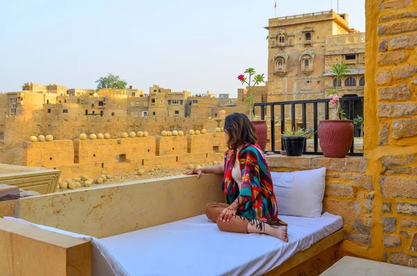 Lokale Vrouw Sari Bezoek Jaisalmer Fort Rajasthan India Rechtenvrije Stockafbeeldingen