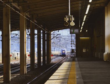 Gunma, Japonya - 9 Kasım 2019. Gunma, Japonya 'da raylarda giden bir tren. Japonya 'daki demiryolu endüstrisi kültürel ve tarihsel açıdan önemlidir..