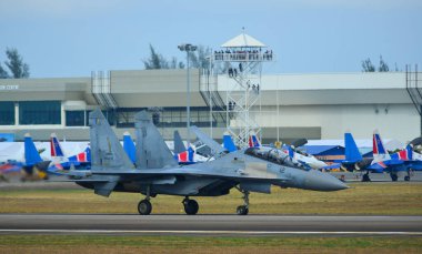 Langkawi, Malezya - 30. Malezya Kraliyet Hava Kuvvetleri Sukhoi Su-30 Mkm Langkawi Havaalanı pistinde taksi (Lgk).