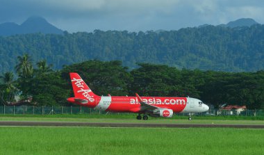 Langkawi, Malezya - 28 Mayıs 2023. AirAsia Airbus A320 (9M-RAI) Langkawi Havalimanı (LGK), Malezya.