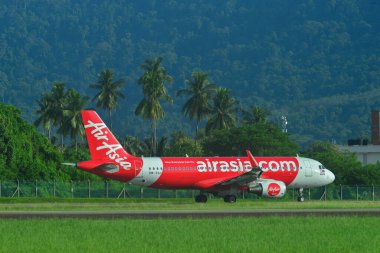 Langkawi, Malezya - 28 Mayıs 2023. AirAsia Airbus A320 (9M-RAI) Langkawi Havalimanı (LGK), Malezya.