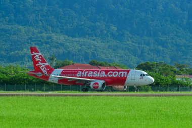 Langkawi, Malezya - 28 Mayıs 2023. AirAsia Airbus A320 (9M-RAI) Langkawi Havalimanı (LGK), Malezya.