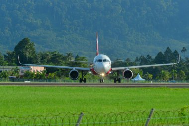 Langkawi, Malezya - 28 Mayıs 2023. AirAsia Airbus A320 (9M-RAI) Langkawi Havalimanı (LGK), Malezya.
