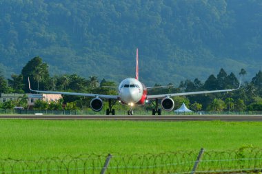 Langkawi, Malezya - 28 Mayıs 2023. AirAsia Airbus A320 (9M-RAI) Langkawi Havalimanı (LGK), Malezya.