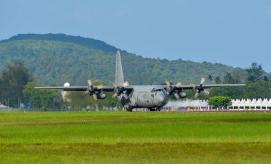 Langkawi, Malezya - 28 Mayıs 2023. Malezya Kraliyet Hava Kuvvetleri 'nden Lockheed C-130H-30 Hercules M30-12 TUDM Langkawi Havaalanı (LGK), Malezya.