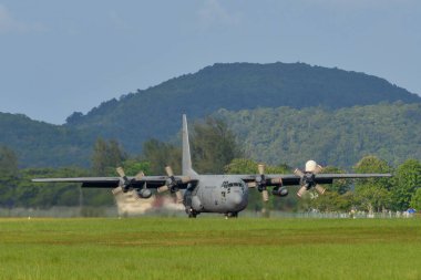 Langkawi, Malezya - 28 Mayıs 2023. Malezya Kraliyet Hava Kuvvetleri 'nden Lockheed C-130H-30 Hercules M30-12 TUDM Langkawi Havaalanı (LGK), Malezya.