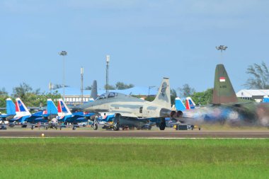 Langkawi, Malezya - 28 Mayıs 2023. Tayland Kraliyet Hava Kuvvetleri 'nden (RTAF) bir Northrop F F-5 Tiger II Langkawi Havaalanı' ndan (LGK) kalkış için kalkış yapıyor..