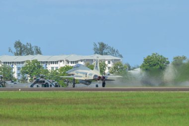 Langkawi, Malezya - 28 Mayıs 2023. Tayland Kraliyet Hava Kuvvetleri 'nden (RTAF) bir Northrop F F-5 Tiger II Langkawi Havaalanı' ndan (LGK) kalkış için kalkış yapıyor..