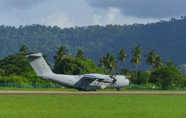 Langkawi, Malezya - 28 Mayıs 2023. Malezya Kraliyet Hava Kuvvetleri (RMAF) Airbus A400M (TUDM M54-03) Langkawi Havaalanı (LGK), Malezya.