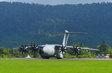 Langkawi, Malezya - 28 Mayıs 2023. Malezya Kraliyet Hava Kuvvetleri (RMAF) Airbus A400M (TUDM M54-03) Langkawi Havaalanı (LGK), Malezya.