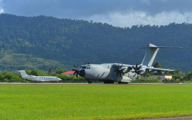 Langkawi, Malezya - 28 Mayıs 2023. Malezya Kraliyet Hava Kuvvetleri (RMAF) Airbus A400M (TUDM M54-03) Langkawi Havaalanı (LGK), Malezya.