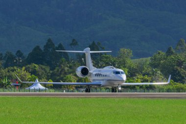 Langkawi, Malezya - 28 Mayıs 2023. Özel uçak Gulfstream G500 (N399) Langkawi Havaalanı (LGK), Malezya.