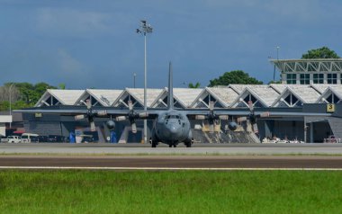 Langkawi, Malezya - 28 Mayıs 2023. Malezya Kraliyet Hava Kuvvetleri 'nden Lockheed C-130H-30 Hercules M30-16 TUDM Langkawi Havaalanı (LGK), Malezya.