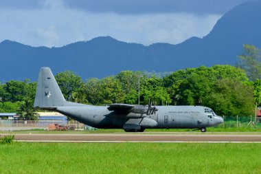 Langkawi, Malezya - 28 Mayıs 2023. Malezya Kraliyet Hava Kuvvetleri 'nden Lockheed C-130H-30 Hercules M30-16 TUDM Langkawi Havaalanı (LGK), Malezya.