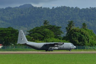 Langkawi, Malezya - 28 Mayıs 2023. Malezya Kraliyet Hava Kuvvetleri 'nden Lockheed C-130H-30 Hercules M30-16 TUDM Langkawi Havaalanı (LGK), Malezya.