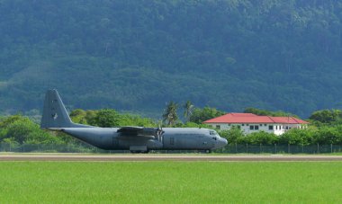 Langkawi, Malezya - 28 Mayıs 2023. Malezya Kraliyet Hava Kuvvetleri 'nden Lockheed C-130H-30 Hercules M30-16 TUDM Langkawi Havaalanı (LGK), Malezya.