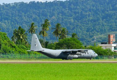 Langkawi, Malezya - 28 Mayıs 2023. Malezya Kraliyet Hava Kuvvetleri 'nden Lockheed C-130H-30 Hercules M30-16 TUDM Langkawi Havaalanı (LGK), Malezya.