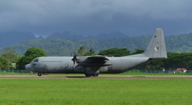 Langkawi, Malezya - 28 Mayıs 2023. Malezya Kraliyet Hava Kuvvetleri 'nden Lockheed C-130H-30 Hercules M30-16 TUDM Langkawi Havaalanı (LGK), Malezya.
