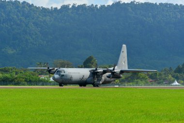 Langkawi, Malezya - 28 Mayıs 2023. Malezya Kraliyet Hava Kuvvetleri 'nden Lockheed C-130H-30 Hercules M30-16 TUDM Langkawi Havaalanı (LGK), Malezya.